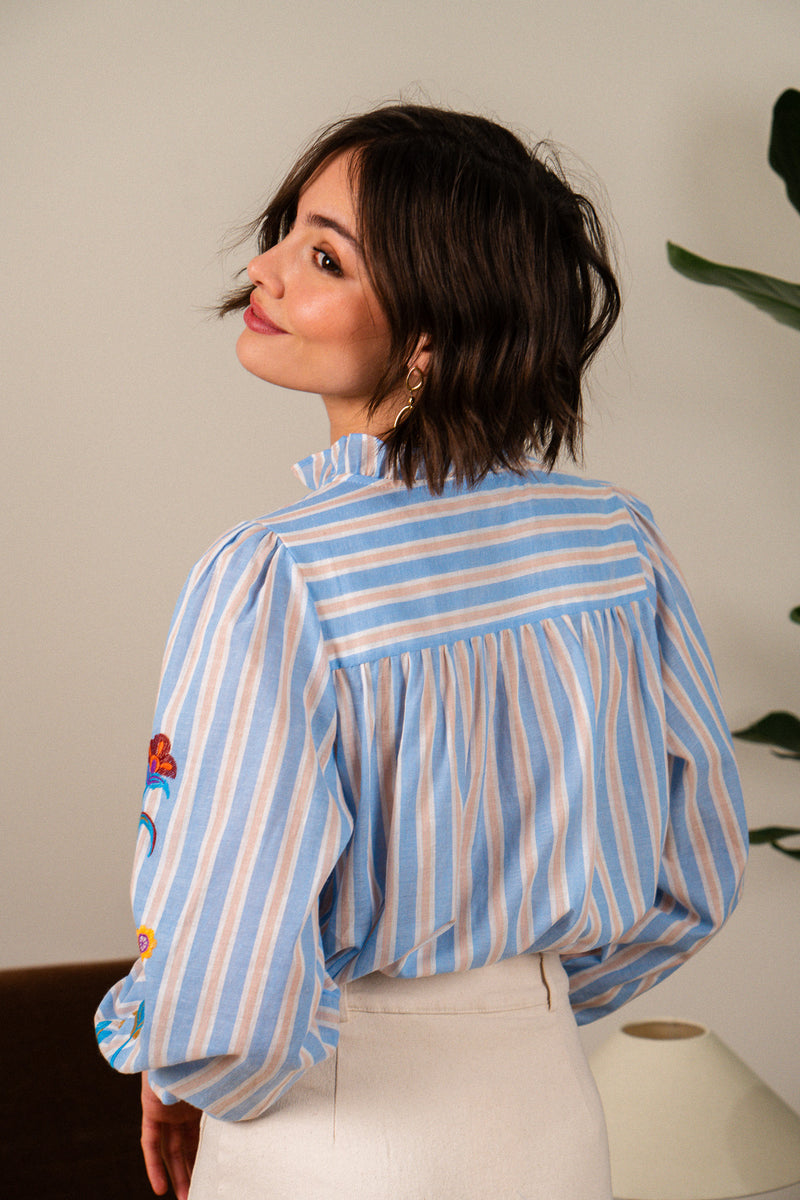 Chemise Nola de la marque IT HIPPIE, coupe élégante en tissu léger, portée sur un mannequin, vue de face.