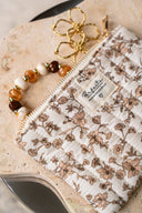 Pochette Odette fleurs marron de IT HIPPIE, maroquinerie élégante avec motif floral, vue de face sur fond clair.