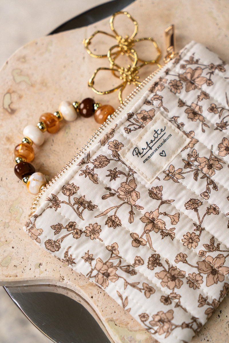 Pochette Odette fleurs marron de IT HIPPIE, maroquinerie élégante avec motif floral, vue de face sur fond clair.