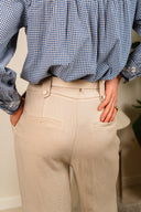 Pantalon Noé de la marque IT HIPPIE, pantalon en tissu léger avec coupe décontractée, couleur neutre.