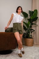 Short kaki Orin de la marque IT HIPPIE, vêtement tendance pour femmes, avec coupe courte et style décontracté.