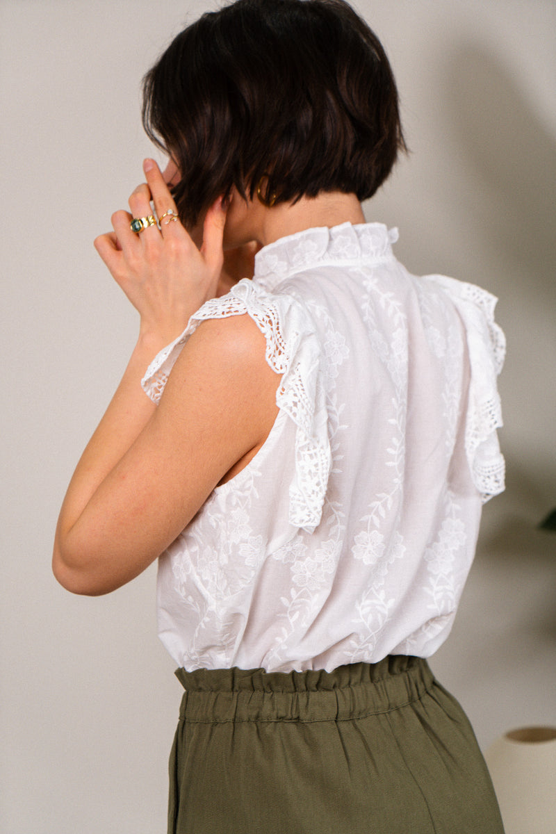 Haut Lua de la marque IT HIPPIE, haut en tissu léger avec détails de style bohème, porté sur un mannequin.