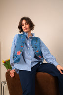 Veste Ylan de IT HIPPIE, vêtement chaud en tissu doux, avec coupe moderne et détails élégants, portée sur un fond neutre.