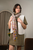 Foulard Anatole de la marque IT HIPPIE, accessoire en tissu léger avec motifs colorés, porté enroulé autour du cou.