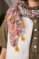Foulard Anatole de la marque IT HIPPIE, accessoire en tissu léger avec motifs colorés, porté autour du cou.