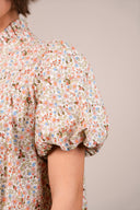 Robe Élia de la marque IT HIPPIE en tissu léger, avec un motif floral élégant, portée par un mannequin.