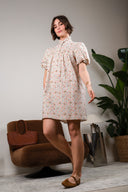 Robe Élia de la marque IT HIPPIE, en tissu léger avec un motif floral, portée avec des manches longues et une coupe fluide.