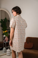 Robe Élia d'IT HIPPIE en tissu léger, couleur vive, avec détails floraux et coupe fluide, portée sur mannequin.