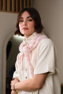 Foulard Maile IT HIPPIE Nils avec motifs colorés, en tissu léger, porté sur un mannequin.