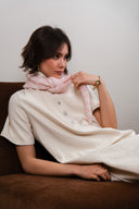 Foulard en maille Nils de la marque IT HIPPIE, tissu léger et doux, porté autour du cou, couleur neutre.