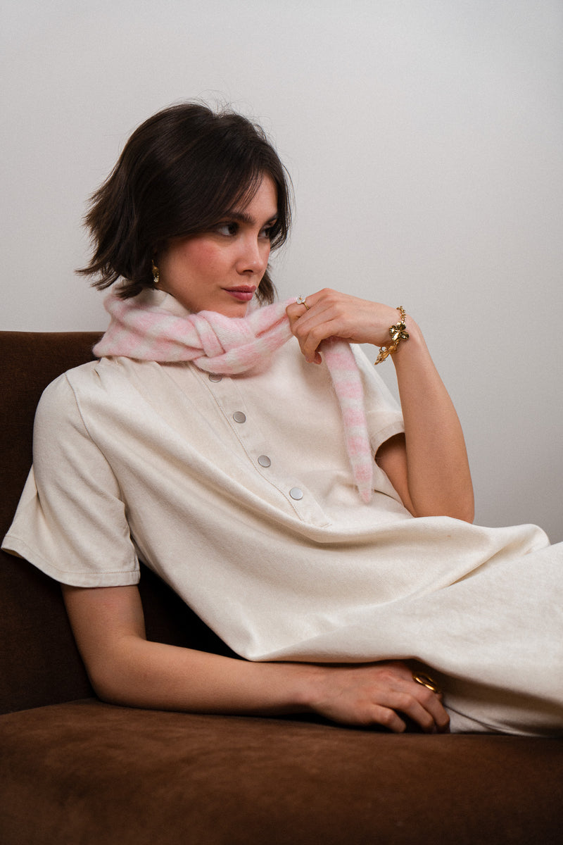 Foulard en maille Nils de la marque IT HIPPIE, tissu léger et doux, porté autour du cou, couleur neutre.