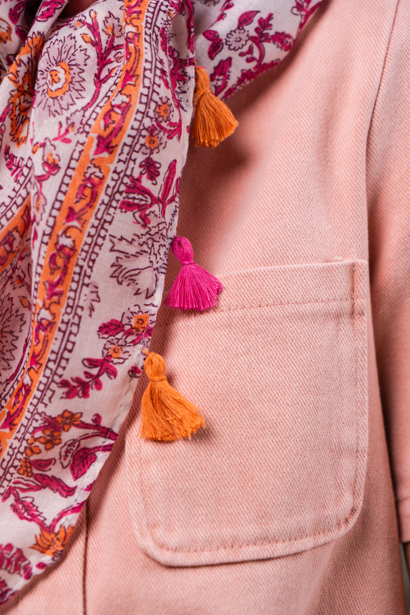 Foulard Anatole de la marque IT HIPPIE avec motifs colorés, accessoire de mode élégant et léger, porté autour du cou.