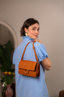 Sac en cuir marron Firmin de la maroquinerie IT HIPPIE, détail du design élégant et finition soignée.