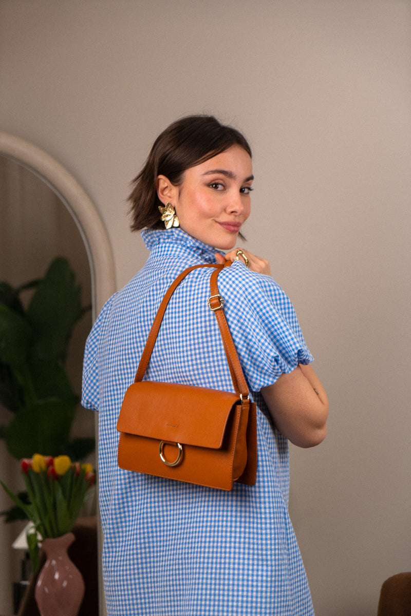 Sac en cuir marron Firmin de la maroquinerie IT HIPPIE, détail du design élégant et finition soignée.