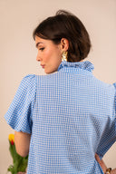 Robe Aria de la marque IT HIPPIE, tissu léger et fluide, en couleur neutre, portée sur un mannequin dans une ambiance estivale.