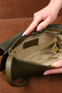 Sac à main en cuir kaki Firmin de la maroquinerie IT HIPPIE, avec détails élégants et finition soignée.