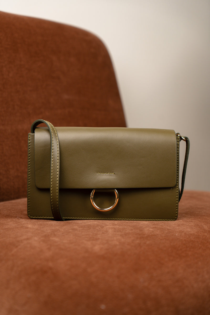 Sac en cuir kaki Firmin de la maroquinerie IT HIPPIE, avec détails élégants et finition soignée.