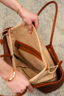 Sac cabas tressé Marius de la maroquinerie IT HIPPIE, avec poignées en cuir et design tressé élégant, vue de face.