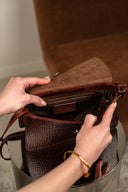 Sac en cuir Bordeaux Firmin de la maroquinerie IT HIPPIE, avec détails élégants et finition soignée.
