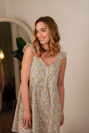 Robe Lola de la marque IT HIPPIE en tissu fluide, avec un style bohème, portée sur un fond neutre dans l'image.