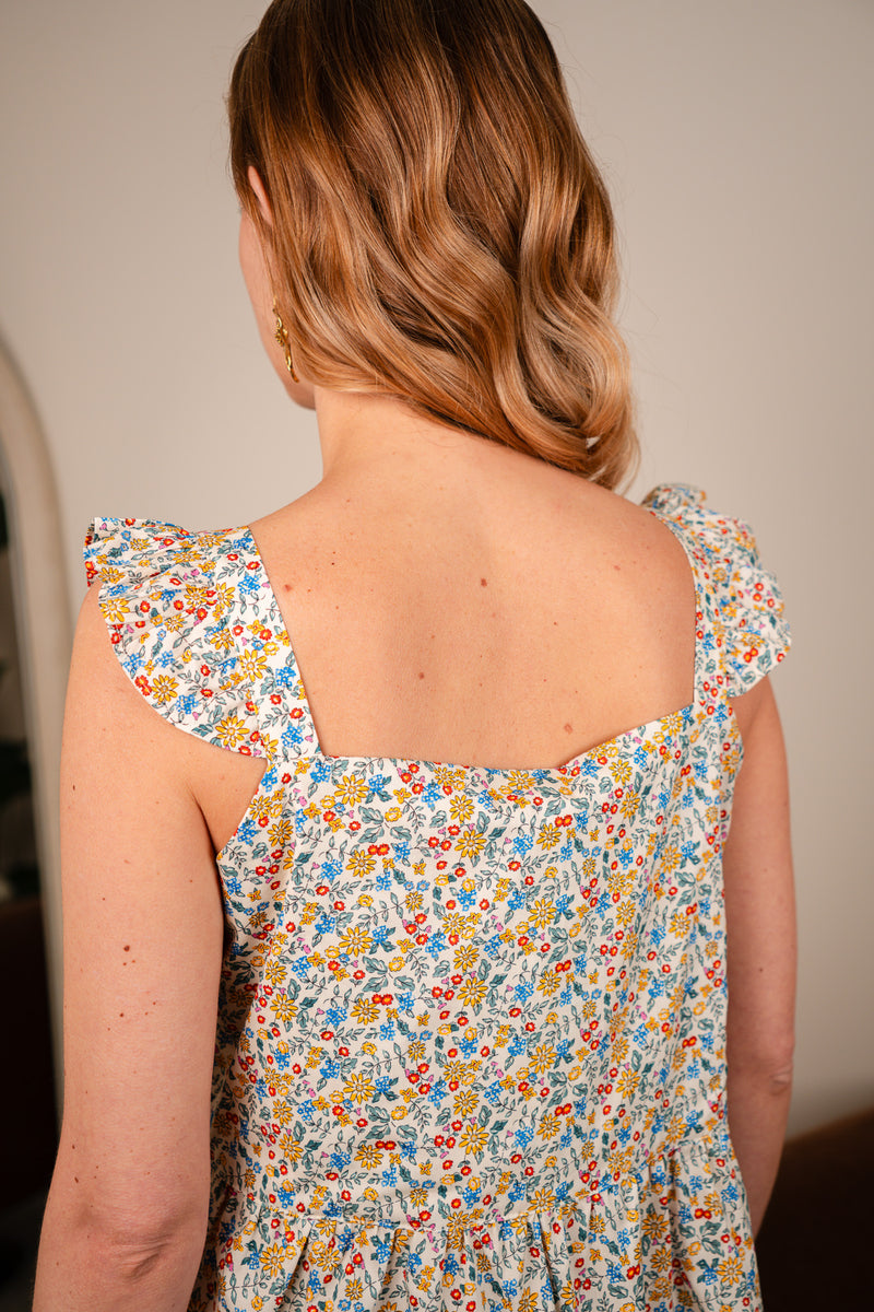 Robe Lola de la marque IT HIPPIE, vêtement fluide en tissu léger, couleur vive, portée sur un mannequin.