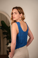 Haut Léo de IT HIPPIE, modèle Top, en tissu léger avec détails modernes, porté sur mannequin.