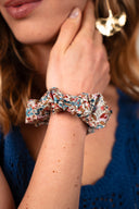 Chouchou Nala de la marque IT HIPPIE, en tissu doux avec motifs colorés, posé sur une surface claire.