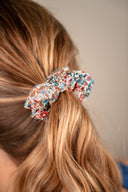 Chouchou Nala de la marque IT HIPPIE, accessoire capillaire coloré en tissu doux, posé sur une surface blanche.