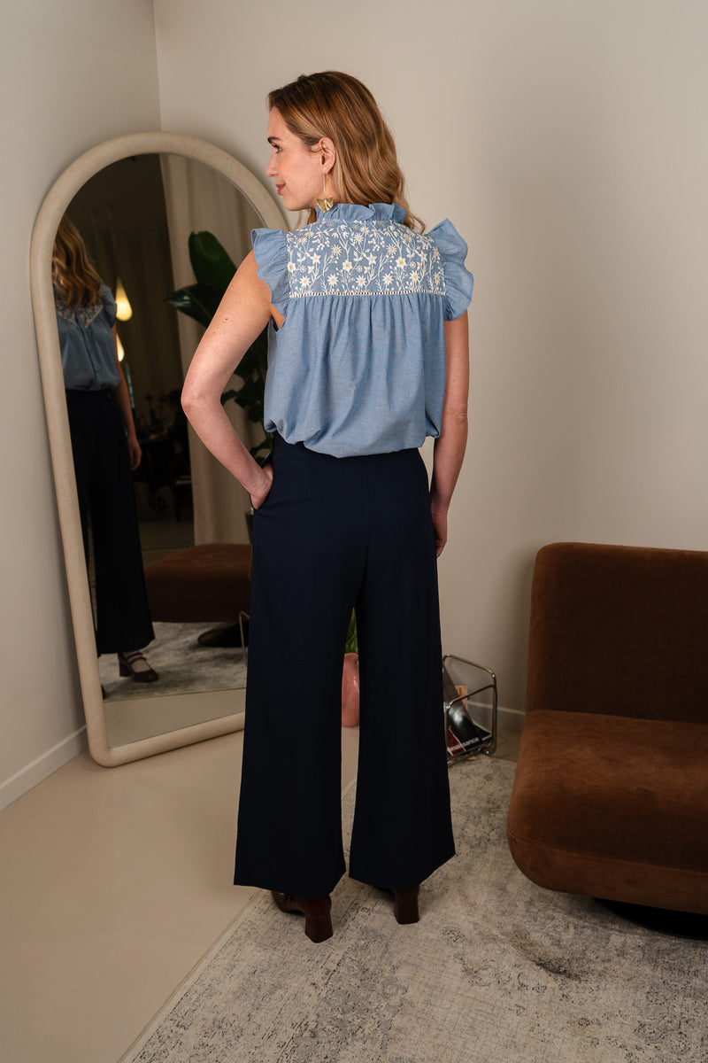 Pantalon Gabriel de la marque IT HIPPIE, coupe droite, en tissu léger, couleur neutre, porté avec une tenue décontractée.