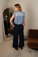 Blouse Marilyn de la marque IT HIPPIE, avec détails en tissu léger, portée sur mannequin.