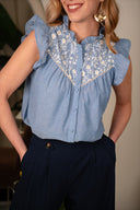 Blouse Marilyn de la marque IT HIPPIE, en tissu léger avec détails élégants, portée en style décontracté.