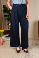 Pantalon Gabriel de la marque IT HIPPIE, coupe droite et couture élégante, porté sur un mannequin, couleur neutre.