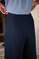 Pantalon Gabriel de la marque IT HIPPIE, coupe moderne en tissu léger, visible en image A7406431.