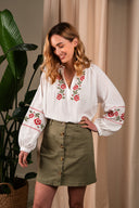Jupe Tara de la marque IT HIPPIE en tissu léger, couleur neutre, portée avec un style décontracté, vue de face.