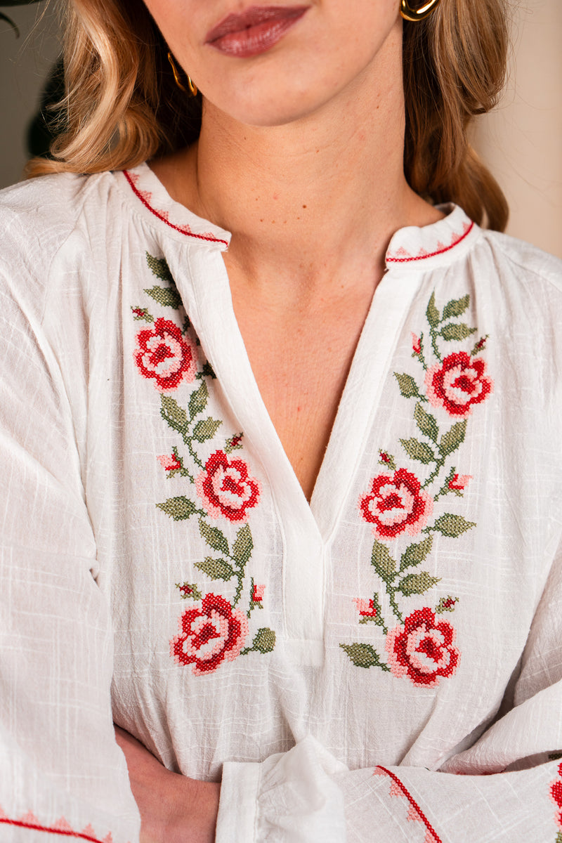 Blouse Morgan de la marque IT HIPPIE en tissu léger, couleur vive, avec détails de style bohème, portée sur mannequin.