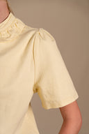 Chemisier Charlie femme en denim jaune, col délicatement volanté - It Hippie