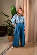 Pantalon Naël de la marque IT HIPPIE, coupe décontractée, tissu léger, couleur neutre, porté sur mannequin.
