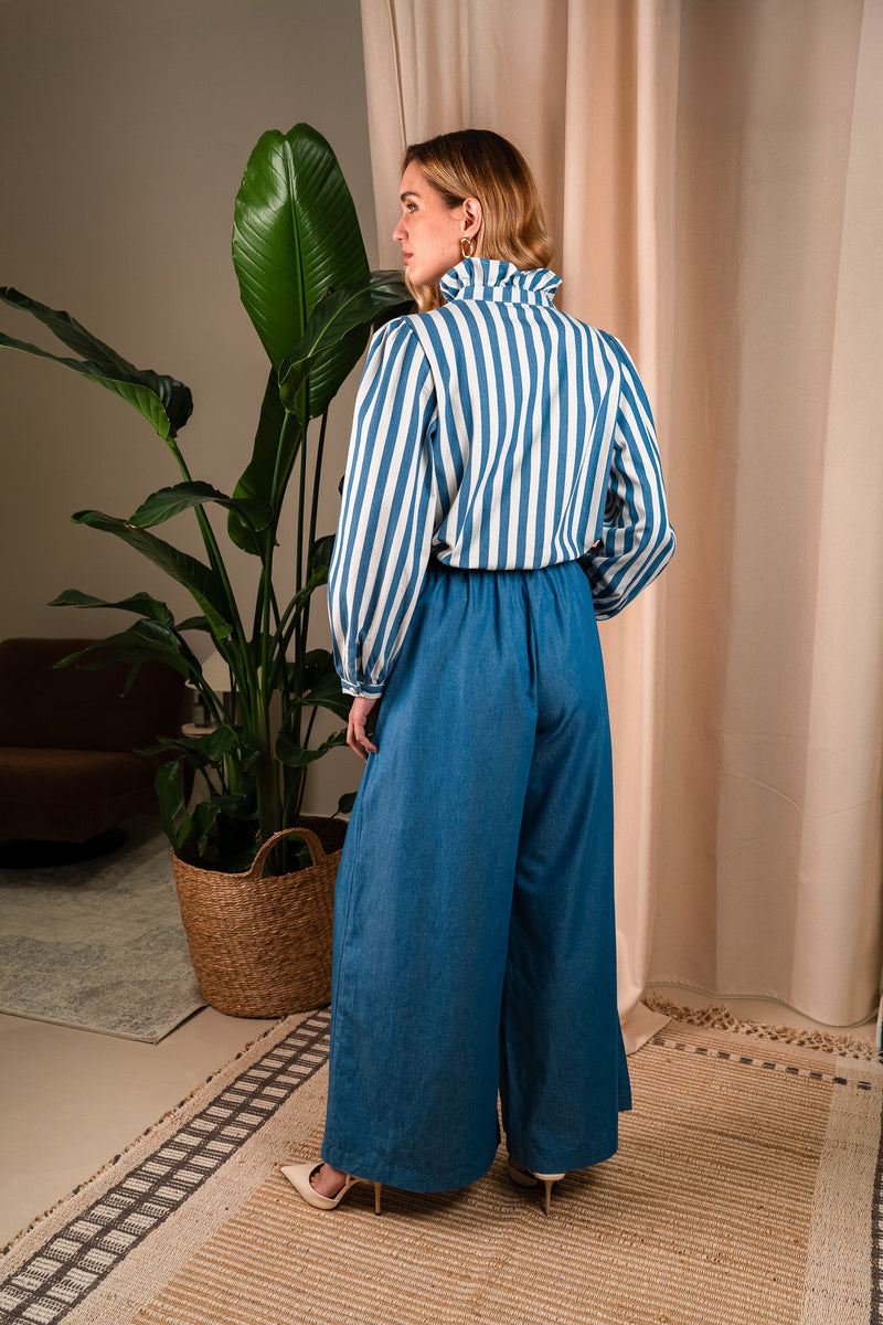 Pantalon Naël de la marque IT HIPPIE, coupe décontractée, tissu léger, en couleur neutre, porté sur un mannequin.