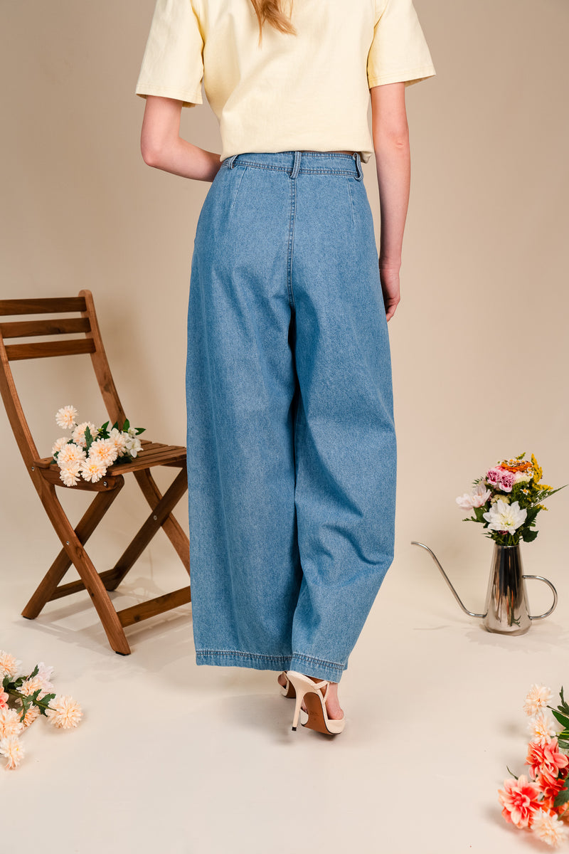 Jean Gasp femme bleu brut, porté par la mannequin - It Hippie
