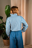 Chemise Héléna de IT HIPPIE, en tissu léger, avec col et manches longues, portée sur mannequin blanc.