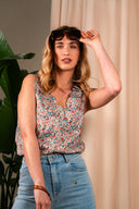 Haut Louise de la marque IT HIPPIE, en tissu léger, porté sur un mannequin, couleur neutre avec décolleté.