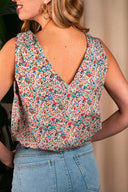 Haut Louise de la marque IT HIPPIE, en tissu léger, avec détails de style moderne, porté sur mannequin blanc.