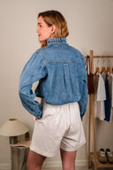 Short pour femme IT HIPPIE Nino en tissu léger, avec ceinture et poches visibles sur l'image.