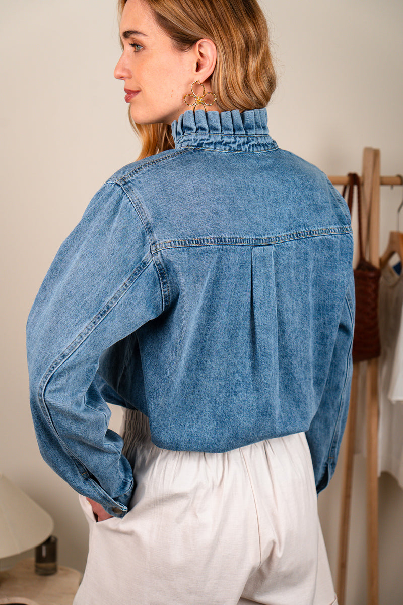 Blouse Anna de la marque IT HIPPIE, en tissu léger, avec manches longues et design élégant, portée sur un mannequin.
