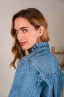Blouse Anna de la marque IT HIPPIE, en tissu léger, avec détails élégants et coupe flatteuse, portée dans une tenue décontractée.