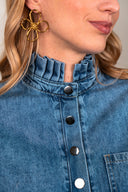 Blouse Anna de la marque IT HIPPIE, en tissu léger avec détails élégants, portée par un mannequin.