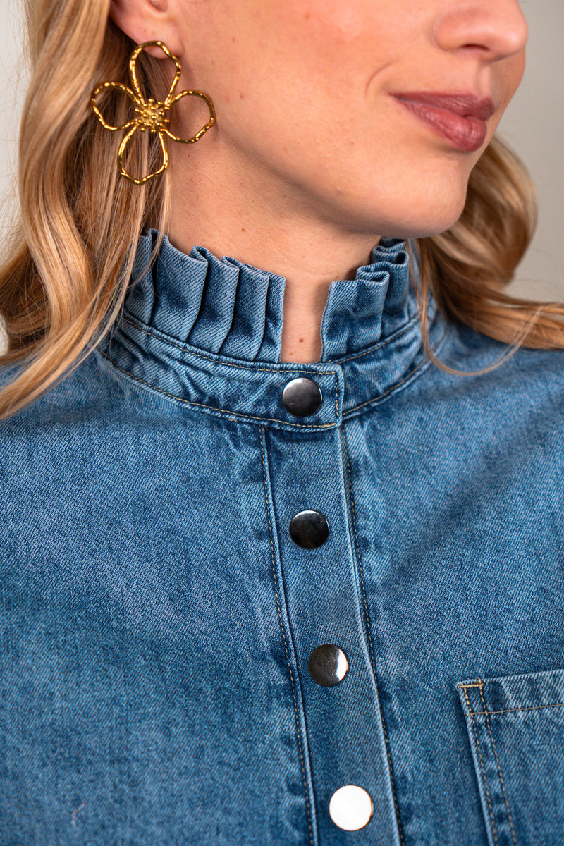 Blouse Anna de la marque IT HIPPIE, en tissu léger avec détails élégants, portée par un mannequin.
