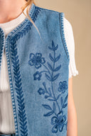 Gilet Anaé femme bleu à broderies florales, style vintage bohème - It Hippie