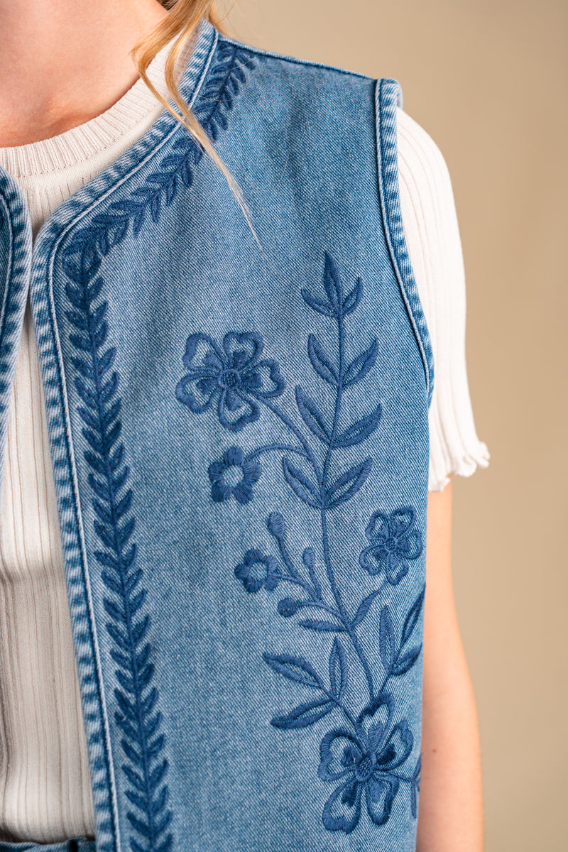 Gilet Anaé femme bleu à broderies florales, style vintage bohème - It Hippie