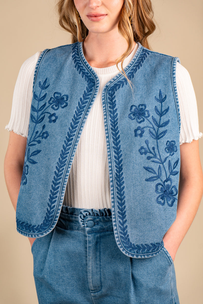 Gilet Anaé femme sans manches en denim bleu, broderies florales ton sur ton - It Hippie